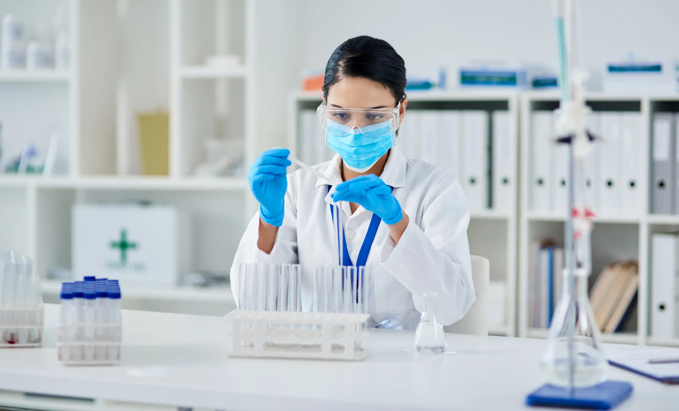 Wear-Disposable-Gloves-in-the-Workplace-Featured-Image